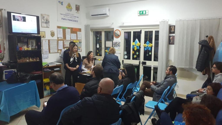 Pubblico seduto in sala durante la presentazione del libro a Letojanni