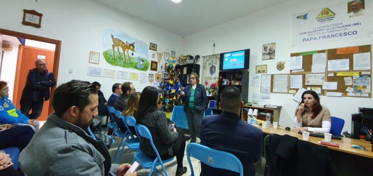 Sala della Misericordia di Letojanni con il pubblico seduto e il tavolo dei relatori