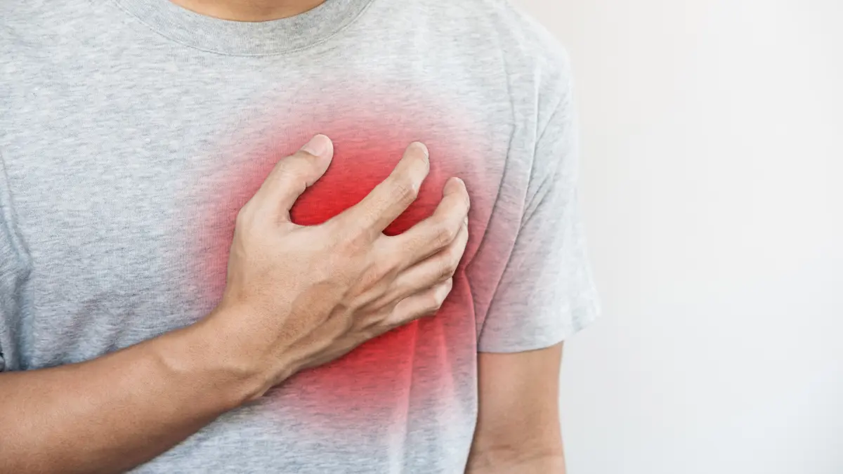 Uomo con la mano sul petto e la zona del torace evidenziata in rosso